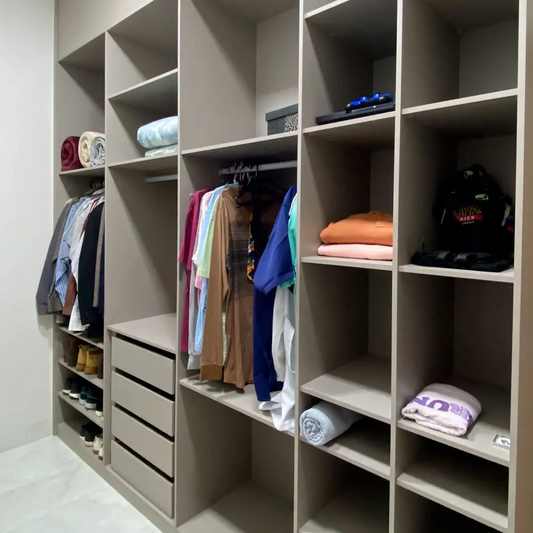 Closet planejado em MDF com nichos, gavetas e cabideiros