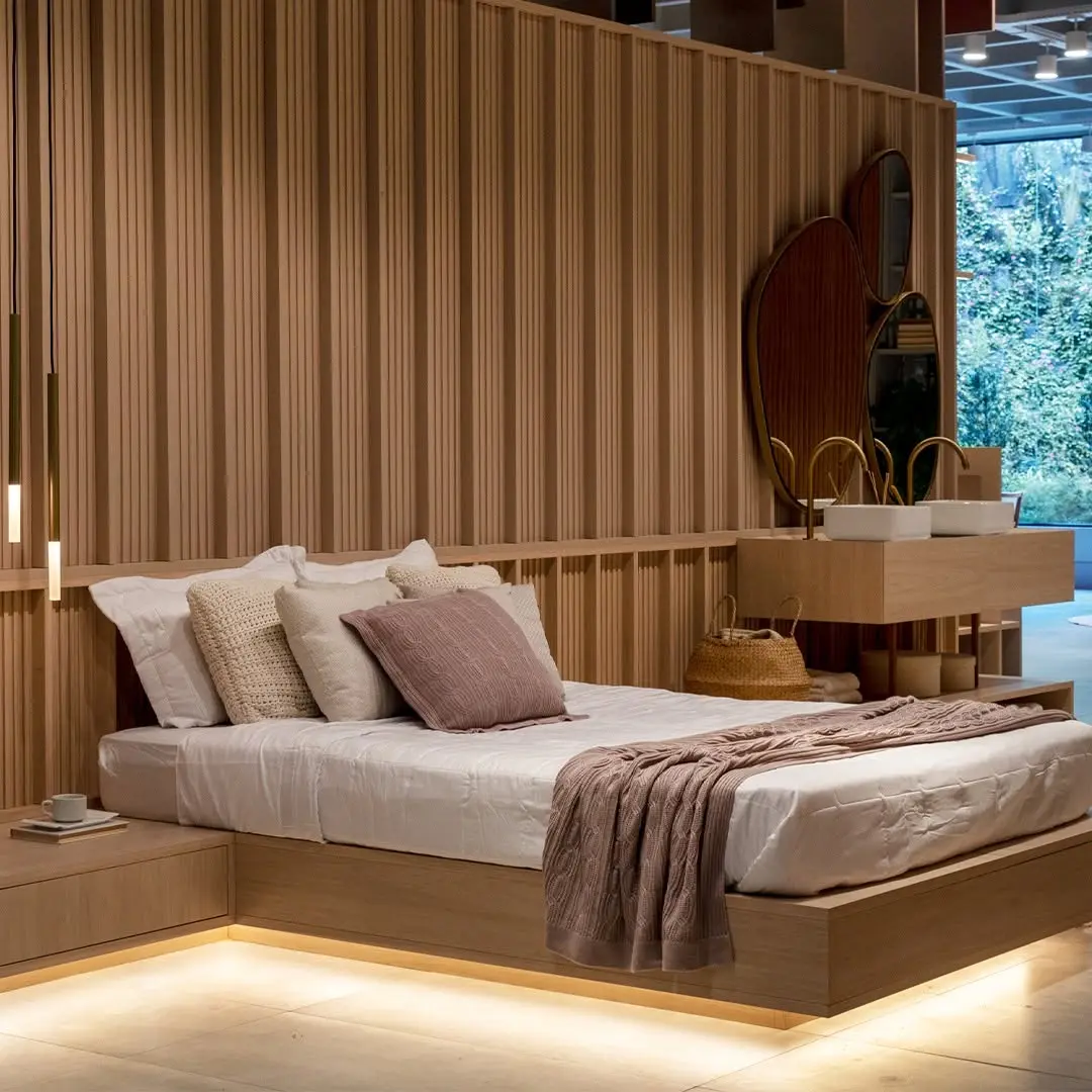 Quarto planejado com cama, cabeceira e marcenaria em madeira