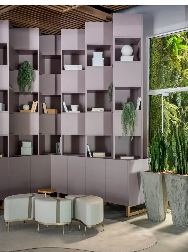 Estante planejada com nichos e jardim vertical
